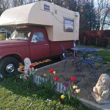 Le Pick Up 403 Vintage Otel Oradour-sur-Glane Dış mekan fotoğraf