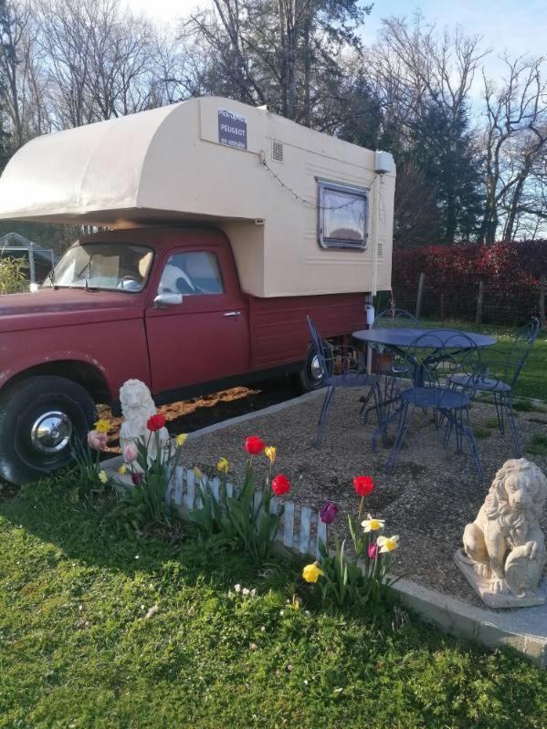 Le Pick Up 403 Vintage Otel Oradour-sur-Glane Dış mekan fotoğraf