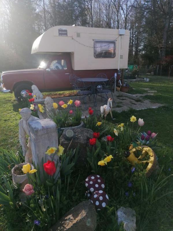 Le Pick Up 403 Vintage Otel Oradour-sur-Glane Dış mekan fotoğraf